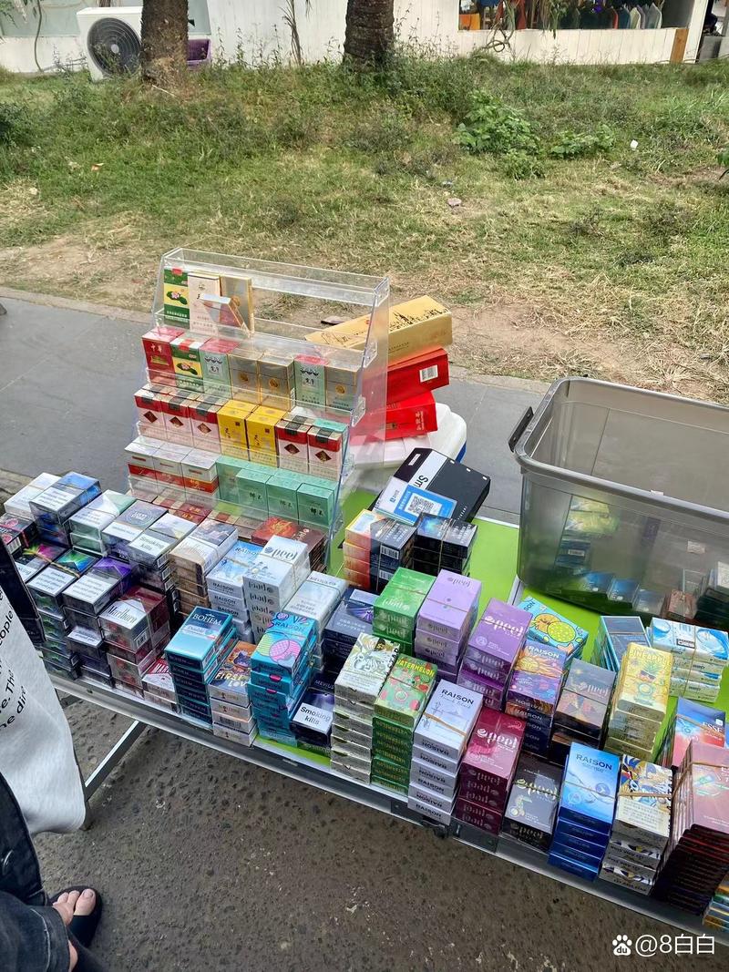 街头风情，揭秘进口香烟摆摊背后的故事